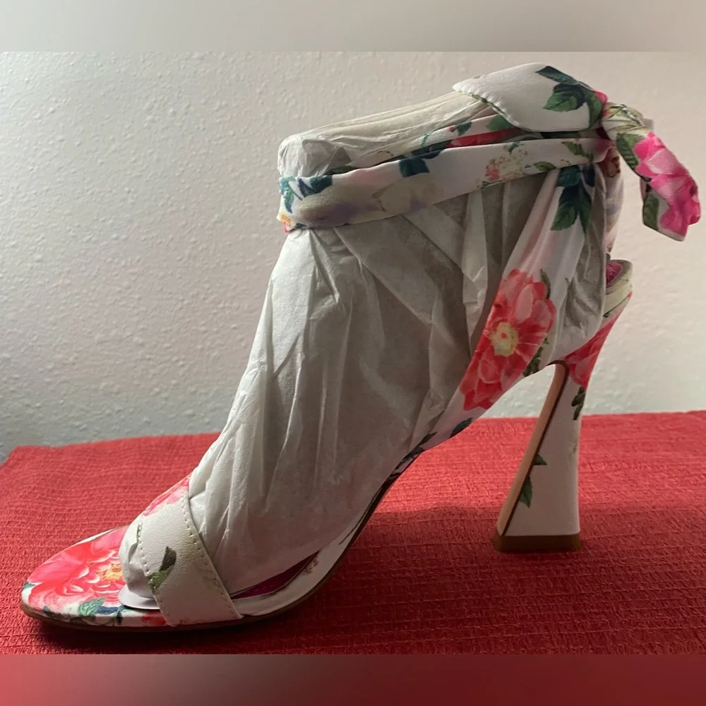 NWT.. NINE WEST FLORAL WRAP SANDALS - Picture 3 of 16
